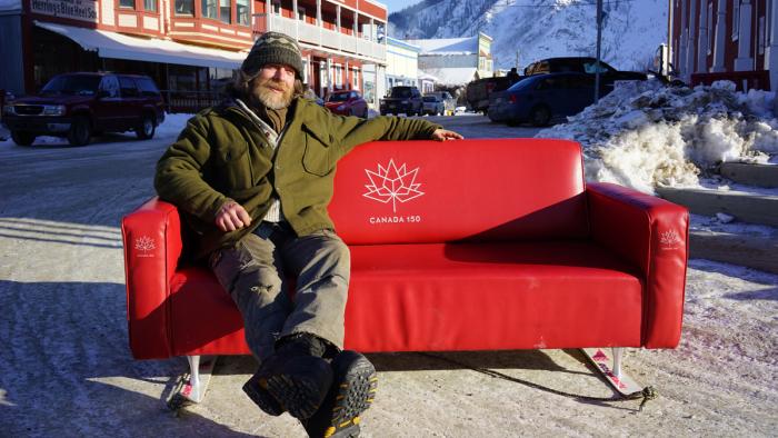 Scott de Keno sits s'assoit sur le sofa en avant du Downtown Hotel à Dawson.