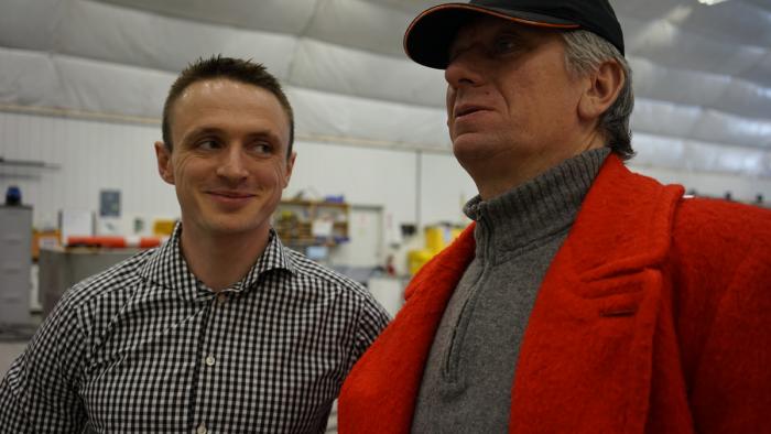 Ben et Peter parlent.