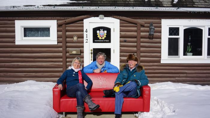 Peter, Ela et l'Hon. Doug Phillips posent pour une photo.