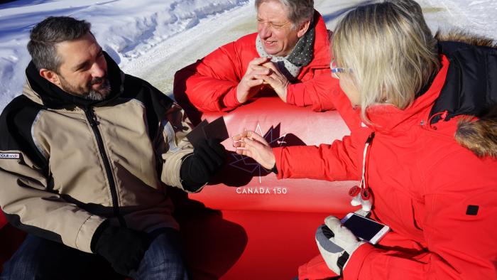 Premier Ministre du Yukon Sandy Silver blague avec Ela et Peter.