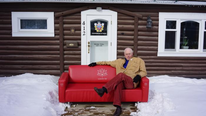 Nils Clarke partage son histoire sur le sofa.