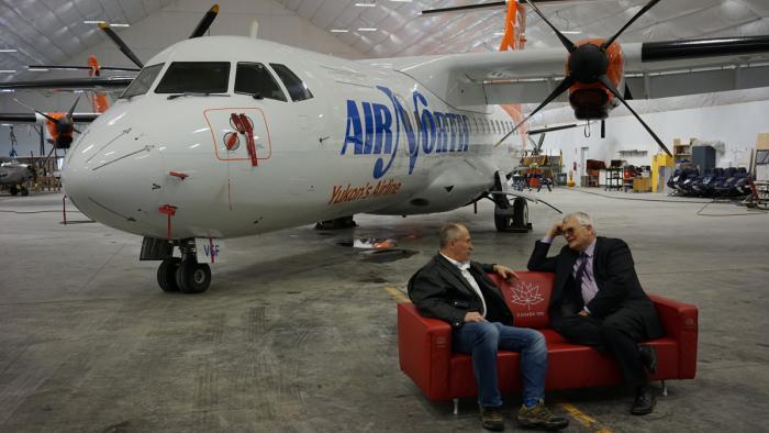 Joe et Rick parlent sur le sofa rouge en avant d'une nouveau ATR 42.