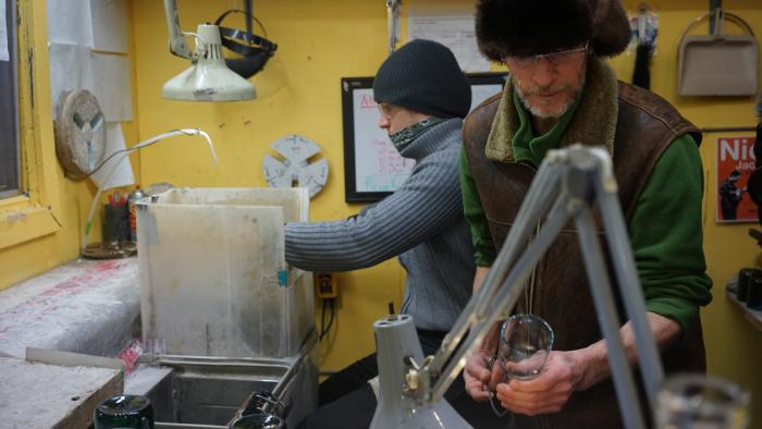 Matthew Grogono dans son atelier de vitre.