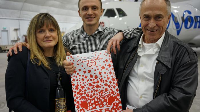 Joe, Debra et Ben montrent leurs cadeaux pour le 150e anniversaire du Canada.