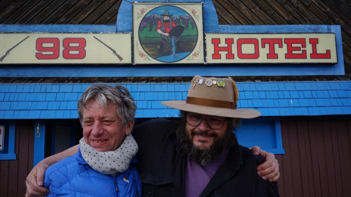 Peter et Mark posent pour une photo.