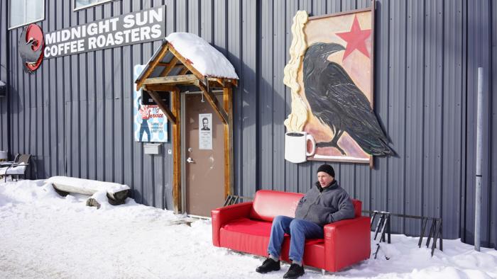John sur le sofa.