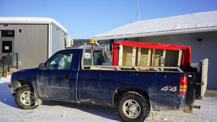 Paul prend le sofa dans son camion à l'aéroport de Dawson .