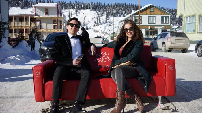 Adam et Jasmine s'assoient sur le sofa en avant de Bombay Peggy's.