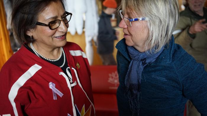 Ela parle avec l'ambassadrice pour le Canada 150 Sharon Firth .