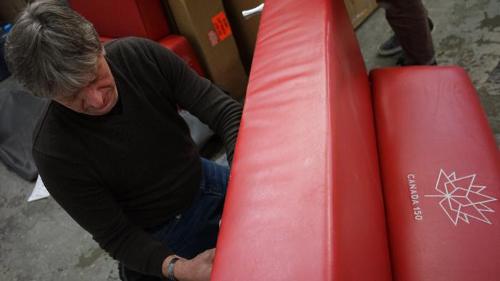 Peter monte le sofa dans le hangar cargo de Air North.
