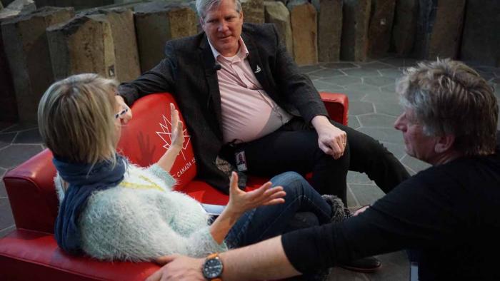 PDG John Young du Musée des droits de la personne discute avec Ela et Peter.